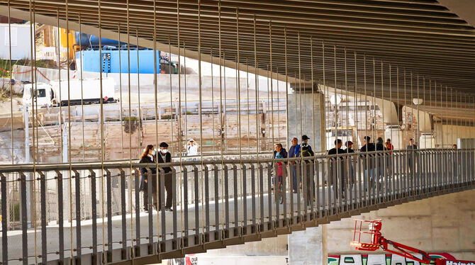 Die neue Brücke ist für viele Passanten eine echte Sehenswürdigkeit.  FOTO: LICHTGUT/GEA