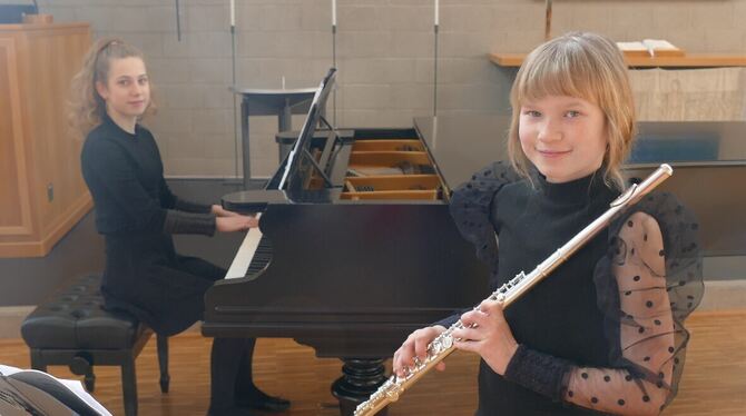 Adelina Aleksandrov (rechts) an der Querflöte und Klavierbegleiterin Lina Feige holten einen ersten Preis.