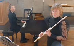 Adelina Aleksandrov (rechts) an der Querflöte und Klavierbegleiterin Lina Feige holten einen ersten Preis.