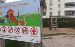 Am Spielplatz Bräuchlepark, wo am Mittwochabend ein Mann bei einem Polizeieinsatz gestorben ist, liegt ein Polizeiabsperrband im