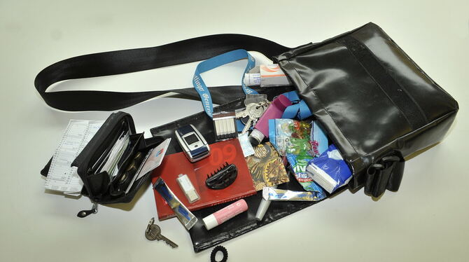 Eine volle Handtasche.
