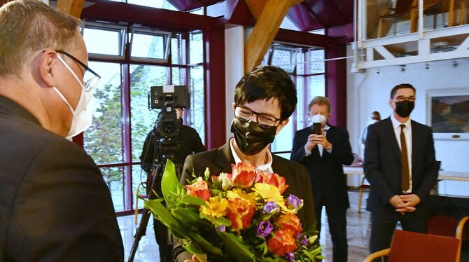 Blumen für Metzingens neue Oberbürgermeisterin Carmen Haberstroh, überreicht von CDU-Fraktionschef Eckart Ruopp stellvertretend