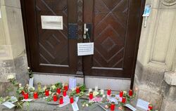 Unbekannte haben am Samstag vor dem Reutlinger Amtsgericht Grablichter, weiße Rosen und Zettel mit der Aufschrift »Rettet den Re