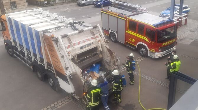 Löscharbeiten der Tübinger Feuerwehr an einem Müllauto.