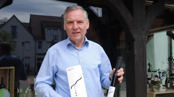 Jörg Waldner, Vorsitzender und Geschäftsführer der Weingärtnergenossenschaft Metzingen-Neuhausen, mit einem Trockenbeerenauslese