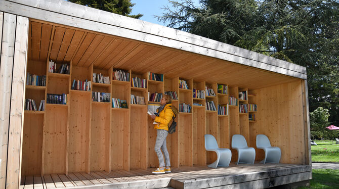 120 Verlage haben die Bücher für die Open-Air-Bibliothek auf der Landesgartenschau in Überlingen beigesteuert.  FOTO: LANDESGART