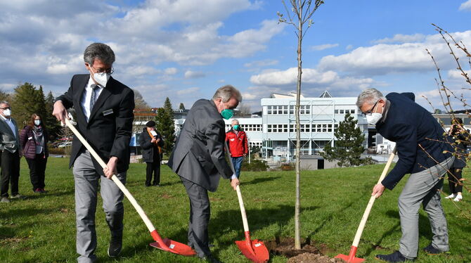 Sie soll Symbol der ökologischen Ausrichtung des Unternehmens sein: Firmenchef Johannes Schwörer (links), Umweltminister Franz U