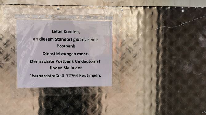Statt Geldautomat nun eine Metallplatte mit einem Hinweis, dass die nächste Möglichkeit für Postbank-Kunden, Bargeld abzuheben,
