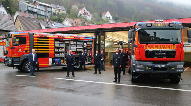 Die Uracher Feuerwehr freut sich über zwei neue Tanklöschfahrzeuge.  FOTO: OECHSNER