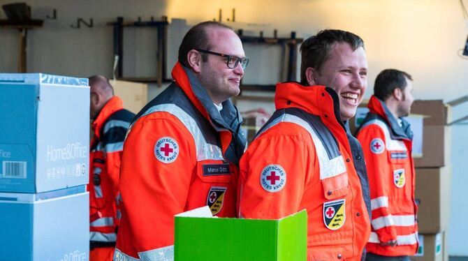 Sie hoffen auf mehr als bloß lobende Worte: die Einsatzkräfte des Deutschen Roten Kreuzes.  FOTO: VEREIN