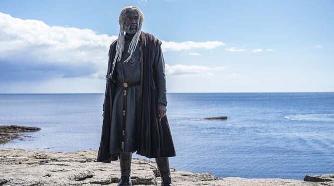 Das von HBO herausgegebene undatierte Foto zeigt Steve Toussaint als Lord Corlys Velaryon, auch Seeschlange genannt, in der Game