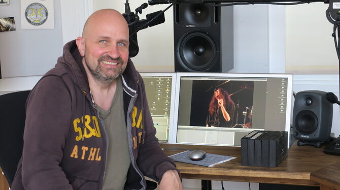 Dominik Kuhn alias Dodokay hat die VHS-Bänder vom letzten Rocktestival in seinem Studio in der Reutlingen
