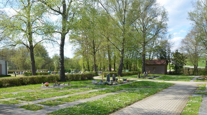 Die Wege auf dem Reichenecker Friedhof wurden repariert und von Stolperfallen befreit. FOTOS: PRIVAT