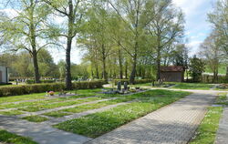 Die Wege auf dem Reichenecker Friedhof wurden repariert und von Stolperfallen befreit. FOTOS: PRIVAT
