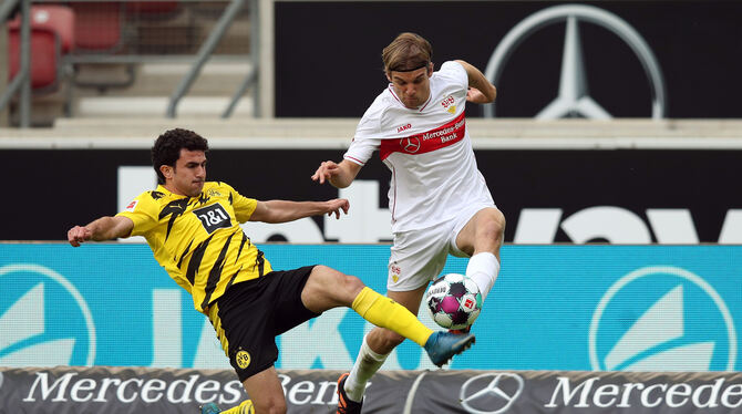 Stuttgarts Borna Sosa (r) und Dortmunds Mateu Morey kämpfen um den Ball.