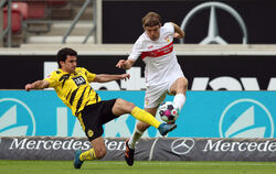 Stuttgarts Borna Sosa (r) und Dortmunds Mateu Morey kämpfen um den Ball.
