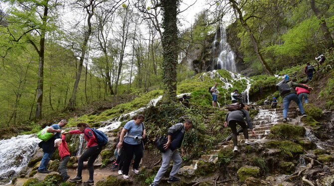 Ausflügler am Uracher Wasserfall.