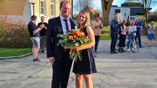 Engstingens wiedergewählter Bürgermeister Mario Storz und seiner Frau Irina, die im Schlosshof in Großengstingen mit Applaus emp