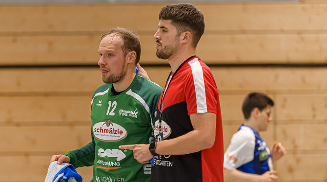 VfL-Physiotherapeut Moritz Eitel führt den angeschlagenen Pfullinger Torhüter Simon Tölke vom Feld.  FOTO: WOLF