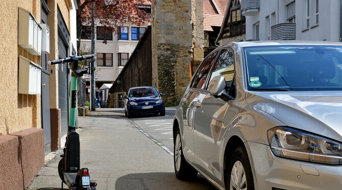 Ein E-Scooter macht sich in der Mauerstraße breit: Für Fußgänger wird’s eng. FOTO: NIETHAMMER