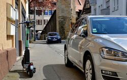 Ein E-Scooter macht sich in der Mauerstraße breit: Für Fußgänger wird’s eng. FOTO: NIETHAMMER