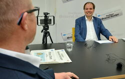 Stefan Wörner (links) hatte 20 Minuten Zeit, um seinem Kontrahenten Martin Fink auf den Zahn zu fühlen.  FOTO: NIETHAMMER 