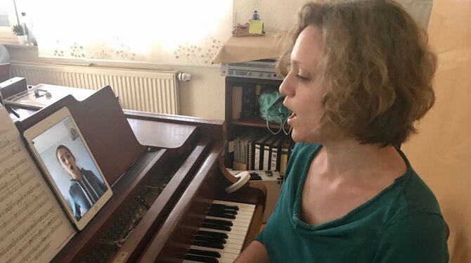 Gesangslehrerin Monika Herzer unterrichtet ihre Schüler in Zeiten des Lockdowns über Skype oder Facetime: Virtuelle Musikstunden