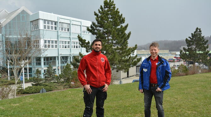 Sayed Hashimi aus Engstingen mit seinem Ausbilder Reinhard Werz vor dem Schwörer-Werk in Oberstetten. FOTO: PRIVAT