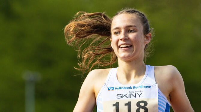 Sophia Kremsler von der Spvgg  Mössingen ließ beim Meeting in Pliezhausen bei ihrer Premiere über die 2 000 Meter Hindernis in d