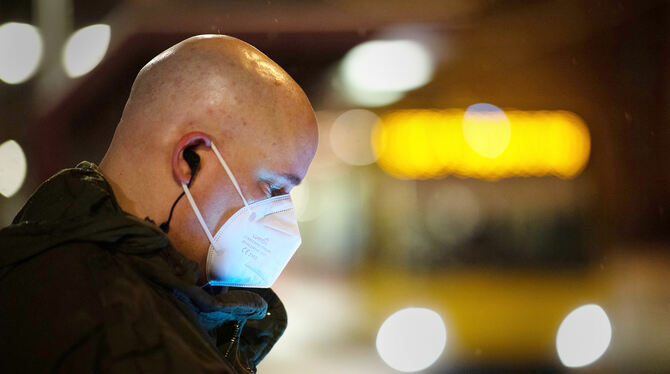 Bahnfahren ist nur noch mit einer FFP2- oder einer vergleichbaren Maske möglich. FOTO: GOLLNOW/DPA Bahnfahren ist nur noch mit einer FFP2- oder einer vergleichbaren Maske möglich. FOTO: GOLLNOW/DPA