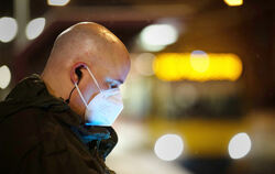 Bahnfahren ist nur noch mit einer FFP2- oder einer vergleichbaren Maske möglich.  FOTO: GOLLNOW/DPA