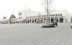 Der Hugo-Boss-Platz in Metzingen war gestern um die Mittagszeit noch fast menschenleer. Wie wird er heute an Tag 1 von Click & M