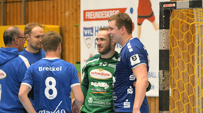 Pfullingens Torhüter Daniel Schlipphak (2. von rechts) nimmt nach seiner Glanzleistung Glückwünsche entgegen. Von links: Michael