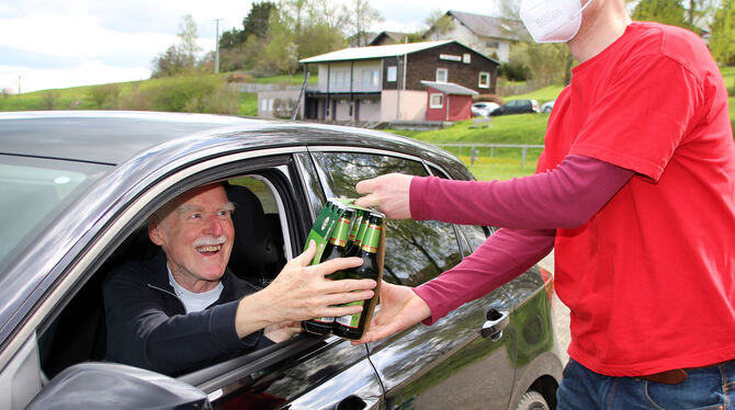 »Drive-in« in Ödenwaldstetten. Hier holt Hans-Peter Merker sein Vatertagsmenü. »Drive-in« in Ödenwaldstetten. Hier holt Hans-Peter Merker sein Vatertagsmenü.