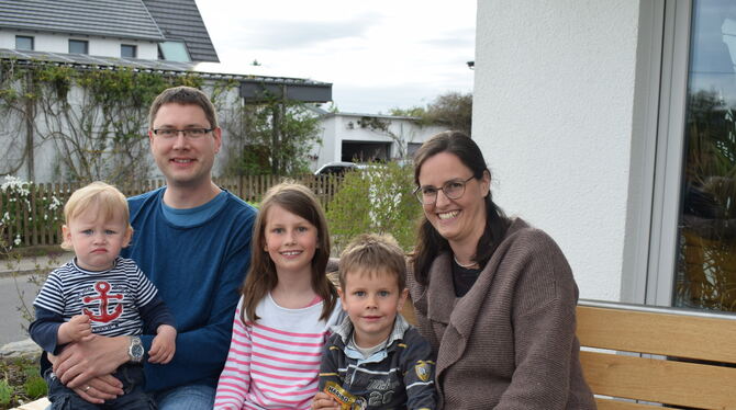 Interims-Pfarrerin Ulrike Bast mit ihrem Mann Benjamin und den drei Kindern Samuel, Eliana und Simeon in Mähringen. FOTO: STÖHR