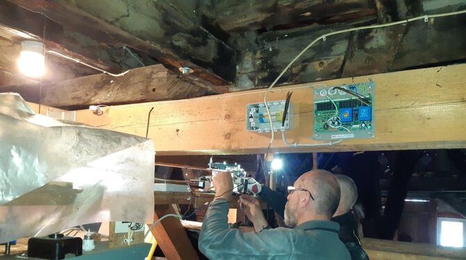 Was lange währt, wird endlich gut: Spezialisten bei der Reparatur der Uracher Rathausuhr.  FOTO: STADT