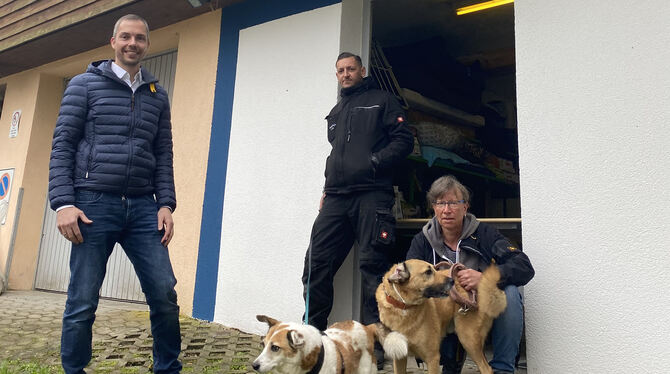Freuen sich schon auf den Start der Hundetafel (von links): Alexander Nufer, Stephan Götz und Martina Klaußner mit den Hunden Üm