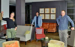 Die Geschäftsführer Anna-Lena und Dominic Dollinger (rechts) haben Arbeitskluft angelegt, um bei der Vorbereitung von Hotel und