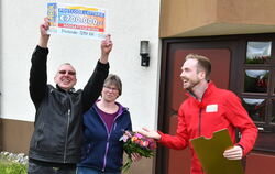 Jubel bei Herbert Spiewak und Susanne Schneider, hier mit Postcode-Lotterie-Moderator Felix Uhlig. Die Mössinger Familie hat den