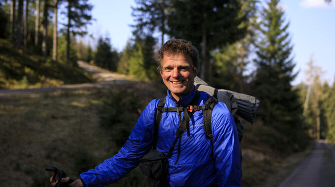 Gerald Klamer hat 25 Jahre als Förster gearbeitet und wandert seit Ende Februar 2021 rund 6 000 Kilometer durch Deutschlands Wäl
