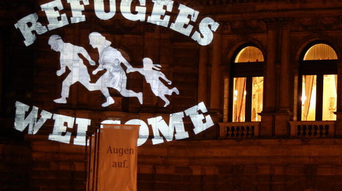 Der Schriftzug »Refugees welcome« wird in Dresden von Aktivisten des »Bündnisses Dresden Nazifrei« an die Fassade der Semperoper