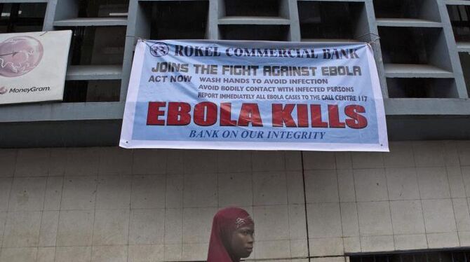 In Freetown, der Hauptstadt von Sierra Leone, warnt ein Schild vor der Gefahr von Ebola. Foto: Tanya Bindra
