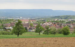 Der Ort Walddorf ist von einer Anhöhe des Schönbuchs vor dem Albtrauf zu sehen.  FOTO: MÜLLER