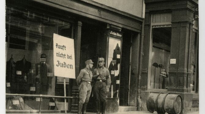 »Kauft nicht bei Juden« – Geschäftsboykott durch die Nationalsozialisten am 1. April 1933 mit SA-Männern vor dem Herrenbekleidun