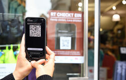 Der Check-In mit der Luca-App: In Reutlingen ist das eher noch selten. FOTO: PIETH