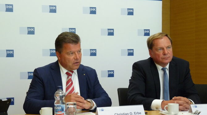 Präsident Christian Erbe (links) und Hauptgeschäftsführer Wolfgang Epp von der IHK Reutlingen. ARCHIVFOTO: HÄRING