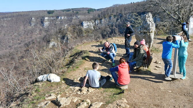 Ausflügler auf dem Rutschenfelsen bei St. Johann. Foto: Meyer Ausflügler auf dem Rutschenfelsen bei St. Johann. Foto: Meyer