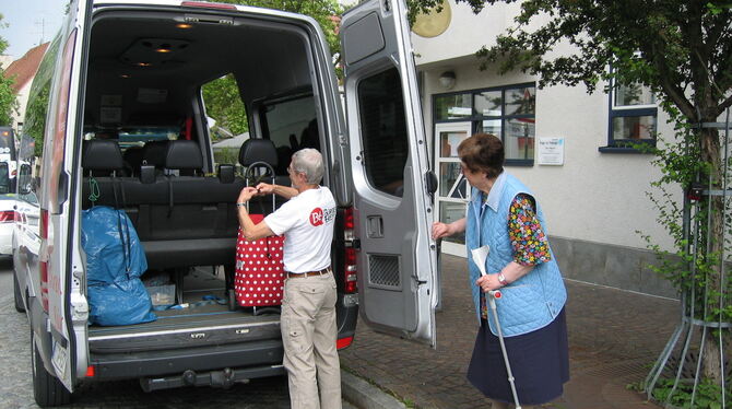 Einkaufswagen, Rollatoren und anderes Gepäck zu verladen, gehört zum Service der Bürgerbus-Fahrer.  FOTO: BÜRGERBUS/ÖZCAN SECKIN