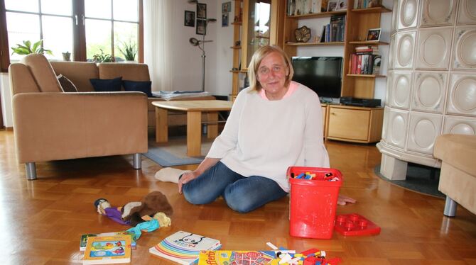 Das gab’s in den vergangenen 30 Jahren nicht allzu oft: Ursula Krohmer sitzt allein, ohne Kinder vor Duplo-Steinen, Bilderbücher