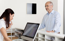 Run auf Hausarztpraxen: Die Menschen rufen an, schicken Mails und kommen einfach vorbei. FOTO: CONTRASTWERKSTATT/STOCK.ADOBE.COM